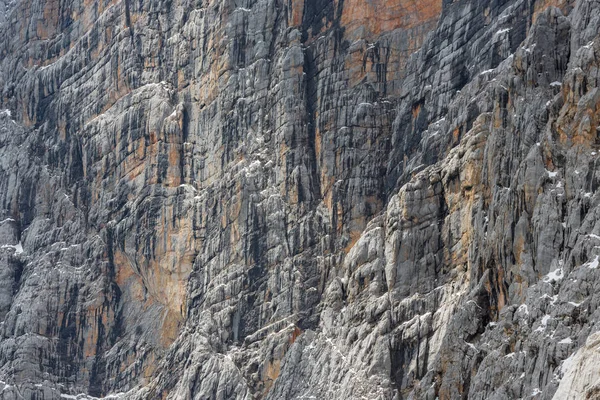 Vista para uma montanha vertical dos Alpes Dachstein austríacos — Fotografia de Stock