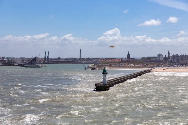Franse haven van Calais met golfbreker en storm — Stockfoto