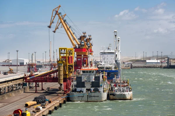 Vervoerders afgemeerd voor laden in de haven van Calais, Frankrijk — Stockfoto