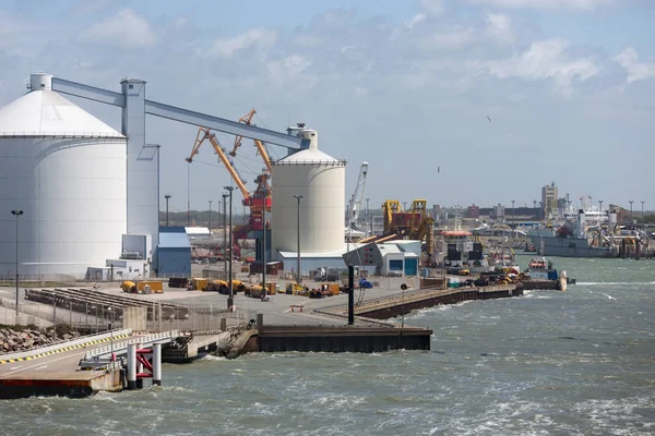 Haven van Calais met vervoerders en opslag silo's — Stockfoto