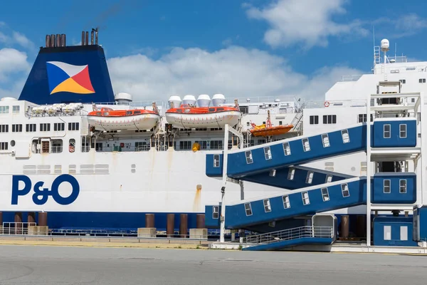 Ferry a Inglaterra amarrado para embarcar o desembarcar en la puerta del puerto en Calais, Francia —  Fotos de Stock