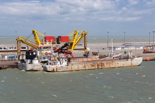 Vervoerders afgemeerd voor laden in de haven van Calais, Frankrijk — Stockfoto