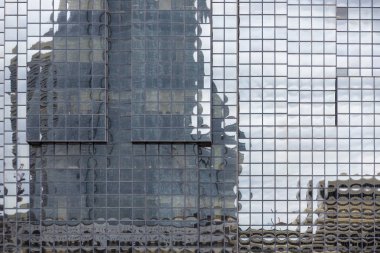 Londen, İngiltere'deki Thames Nehri boyunca modern bina cephe