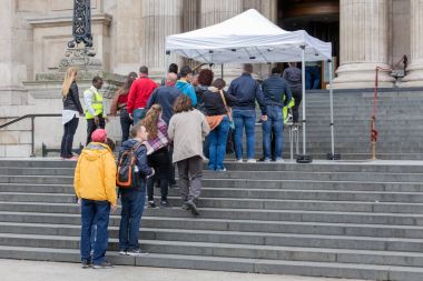 Ziyaretçi giriş St Paul Katedrali, Londra, Englan için sıraya