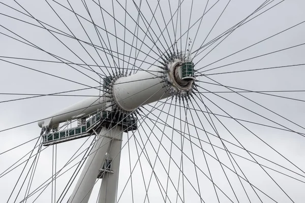 Zbliżenie osi obrotu London Eye, Londyn — Zdjęcie stockowe