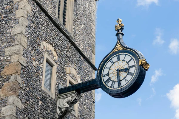 Oude klok van de muur centrum in Canterbury stad, Engeland — Stockfoto