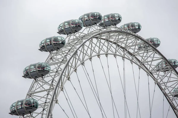 Zbliżenie z London Eye, w pobliżu rzeki Tamizy w Londynie, Wielka Brytania — Zdjęcie stockowe