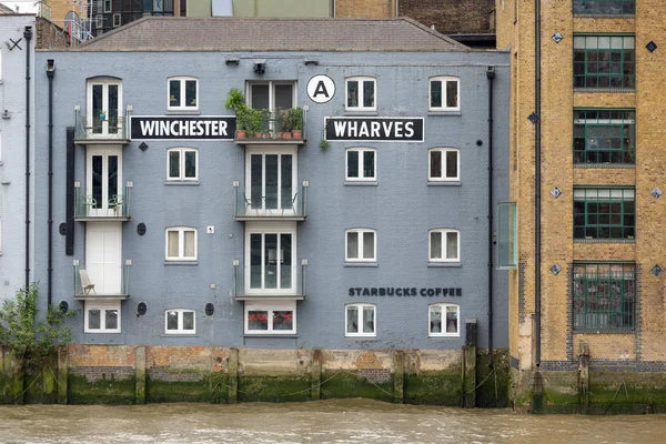Gerenoveerde oude gebouwen aan de South bank river Thames, Londen, Engl — Stockfoto