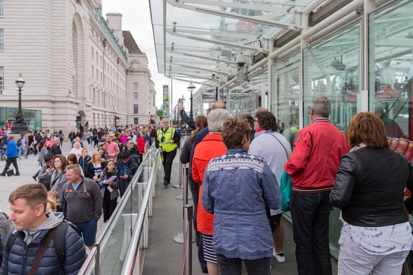 Toeristen in wachten wachtrij voor een bezoek aan London Eye, Londen Englan — Stockfoto