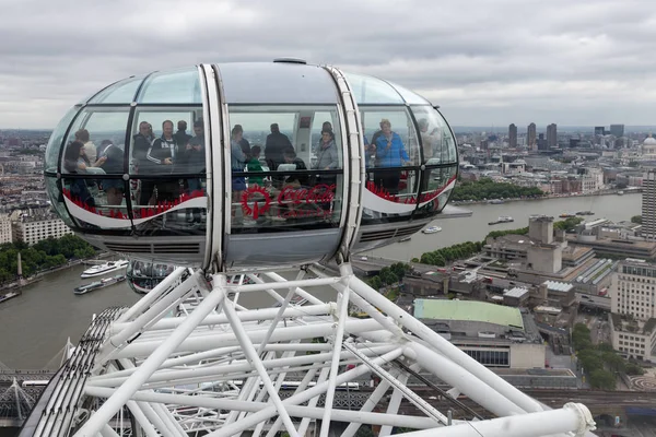 Туристы в салоне London Eye с видом на Лондон, Англия — стоковое фото