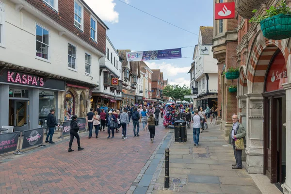 Winkelstraat met mensen centrum oude historische Canterbury cit — Stockfoto