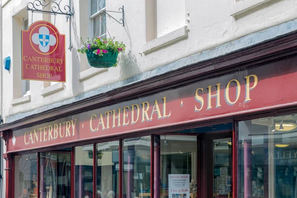 Old historic houses with shop downtown medieval Canterbury city, — Stock Photo, Image