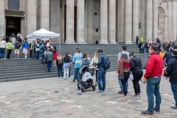 Besucher in der Warteschlange vor der St. Paul Kathedrale, London, England — Stockfoto