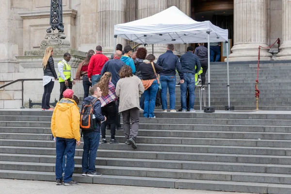 Besucher in der Warteschlange vor der St. Paul Kathedrale, London, England — Stockfoto