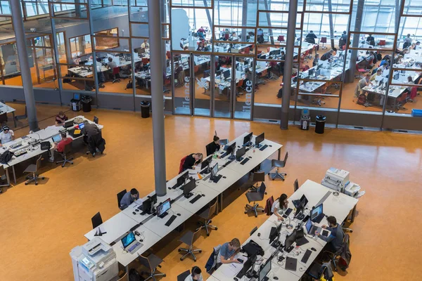 Studenten in der Bibliothek der Technischen Universität Delft, den Niederlanden — Stockfoto