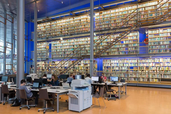 Studenten in de bibliotheek van de Technische Universiteit Delft, de Netherlan — Stockfoto