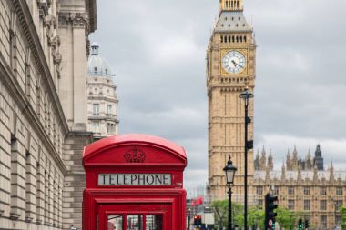 Parlamento Meydanı Londra Big Ben yakınındaki kırmızı arama kutusu