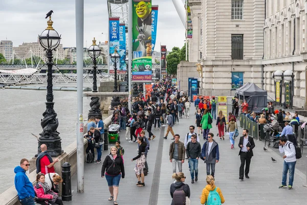 Mensen aan Boulevard tussen de London Eye en Westminster Bridge, L — Stockfoto