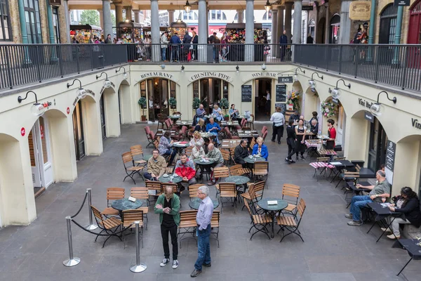 Covent Garden piac fő turisztikai vonzereje London, Egyesült Királyság — Stock Fotó