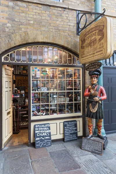 Gift shop in Covent Garden, tourist attraction in London, UK — Stock Photo, Image