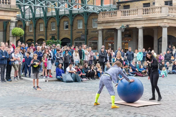 Street performance at Covent garden, main attraction of London, — Stock Photo, Image