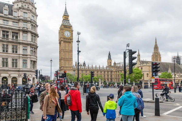 Turistas en la calle cruzando cerca de Casas del Parlamento, Londres, U — Foto de Stock