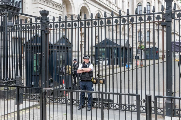 Politieagenten bewaakt de poort van Downing Street 10, Londen — Stockfoto