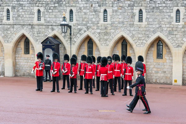 Değişen güvenlik töreni Windsor Castle, İngiltere