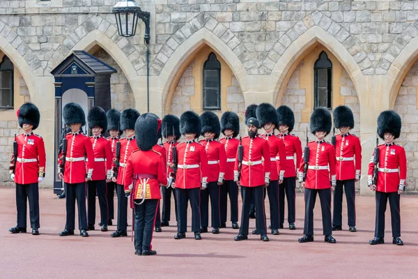 Veranderende guard ceremonie in Windsor Castle, Engeland — Stockfoto