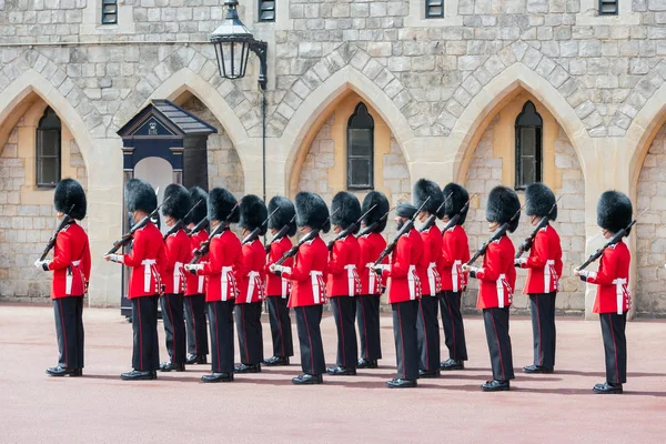 Veranderende guard ceremonie in Windsor Castle, Engeland — Stockfoto