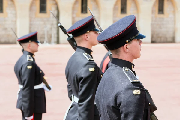 Wijzigen van bewakers met soldaten gewapend met geweren in Windsor Meran — Stockfoto