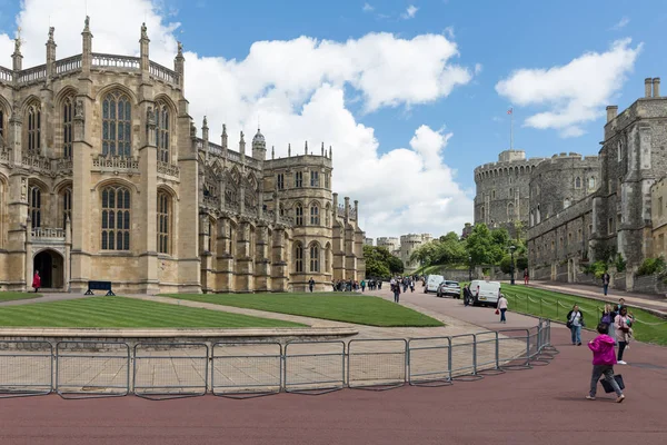 Osoby odwiedzające zamek Windsor, kraju dom królowej Anglii — Zdjęcie stockowe