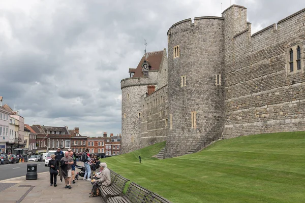 Street View Thames Street fuori dalle mura del castello di Windsor, En — Foto Stock
