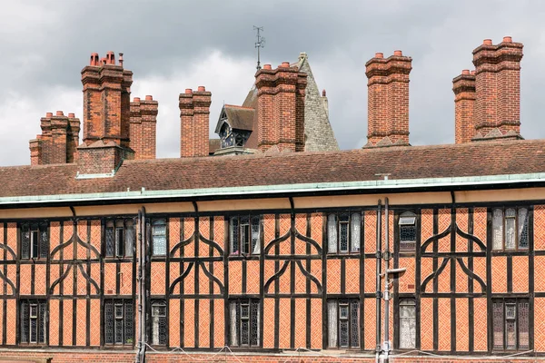 Cihlový komín v budovách v blízkosti hradu Windsor v Anglii — Stock fotografie