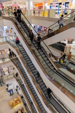 Selfridges mağaza Lo insanlarda alışveriş ile merdiven