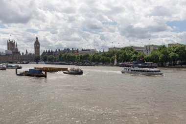 Thames, Big Ben'e ve Parlamento evleri ile Londra manzarası