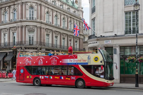 Straatmening met toeristen in sightseeing bus in de buurt van Trafalgar Squa — Stockfoto