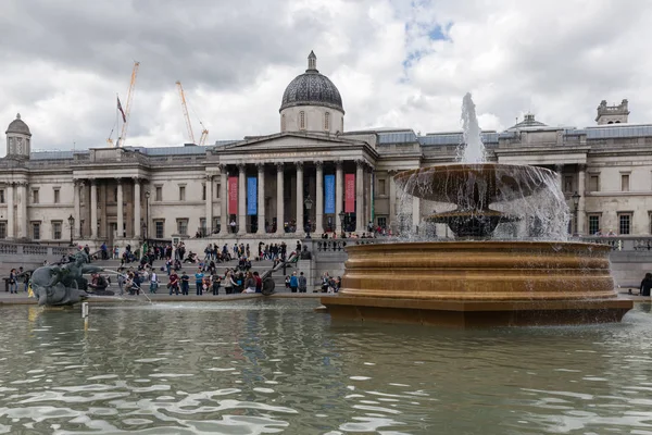 Trafalgar Square con vista a la National Gallery de Londres —  Fotos de Stock