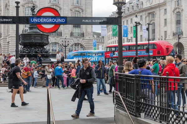 Onbekende mensen in Piccadilly Circus in de buurt van de ingang van Londen onder — Stockfoto