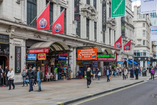 Straatmening met voetgangers in de buurt van Londen Trocadero en Piccadill — Stockfoto