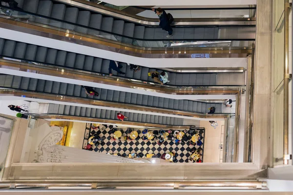 Stairwell with shopping people in Selfridges department store Lo — Stock Photo, Image