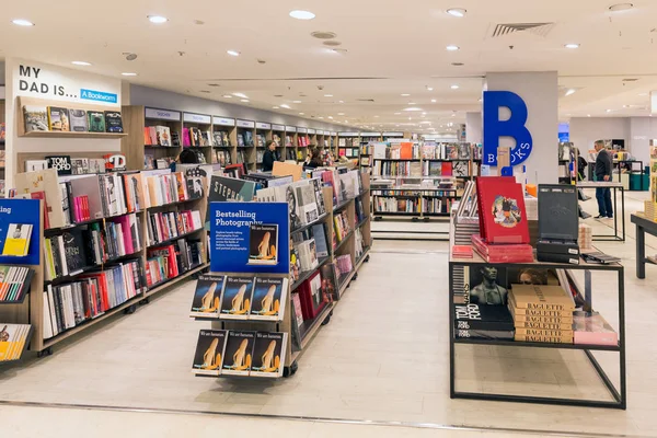 Boekhandel van beroemde Selfridges warenhuis in Londen — Stockfoto