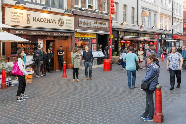 Toeristen een bezoek aan Londen Chinatown met chinese restaurants en — Stockfoto