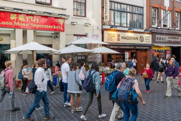 Toeristen een bezoek aan Londen Chinatown met chinese restaurants en — Stockfoto