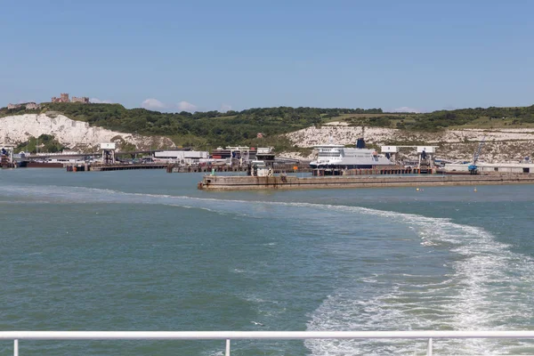 Vue de la côte anglaise du navire quittant le port de Douvres — Photo