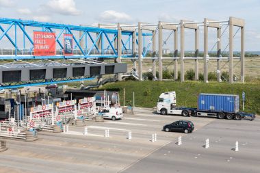 Fransız istasyonu Pont de Normandie için Seine Nehri üzerinde ücretli