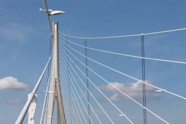 Pilon Fransız köprü Pont de Normandie çelik kablolar ile 
