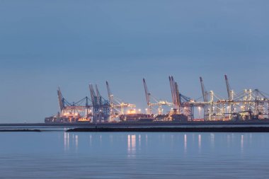 Nehir boyunca Seine, Fransa Harbor Le Havre adlı görüntülemek