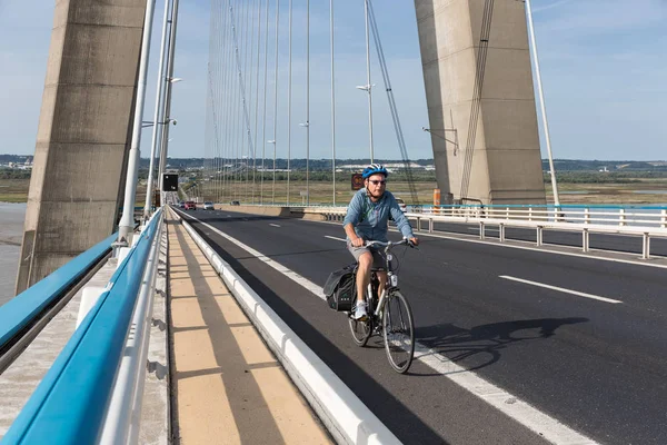 Bisikletçi Pont de Normandie adlı Fransız Seine Nehri üzerinde köprü. — Stok fotoğraf