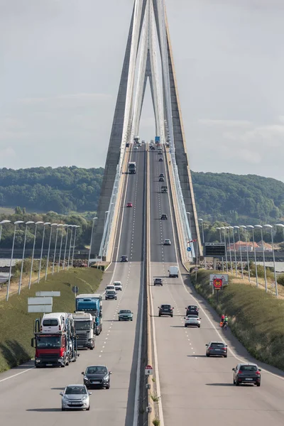 Traffic at Pont de Normandie near Le Havre in France — Stockfoto